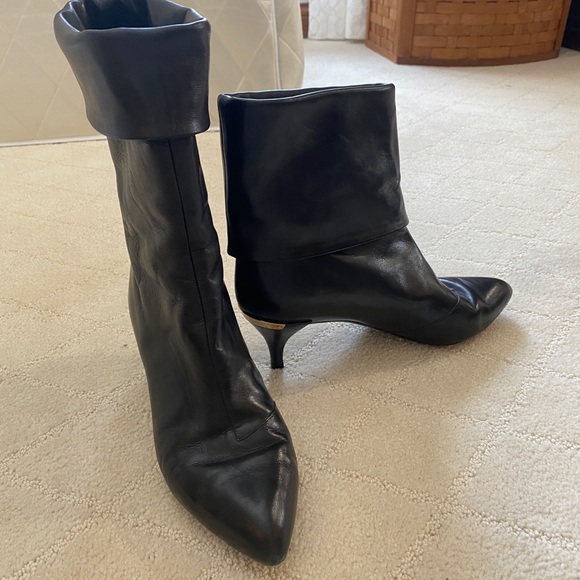 Louis Vuitton black booties can be worn up or down. Versatile and simple. - Picture 5 of 6